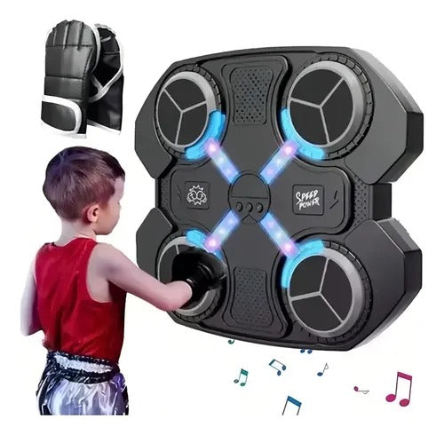 Niño jugando con la máquina de boxeo musical